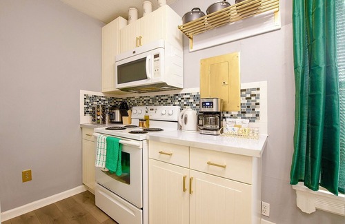 Tremont House | Emerald Oasis: Stylish Tremont 2BR Upper Unit by Christmas Story House | Parking 7 Min to Downtown