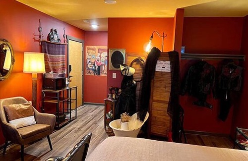 Stanardsville Hotel | Empty Arms Parlor - Rm. 208