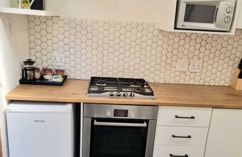 Wynberg Cottage | En-Suite private cozy modern self-catering cottage.