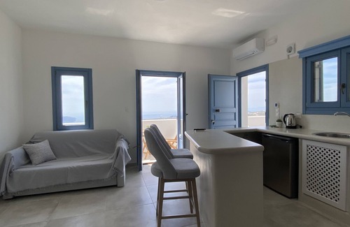 Pyrgos Apartment | ENA SUITE Santorini.