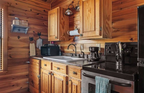 Fredericksburg Cabin | Enchanted Rockview Cabin 1 | King bed