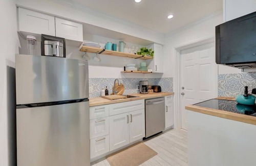 Deerfield Beach Cottage | Enchanting 2BR/1BA Casita 2 blocks to Beach
