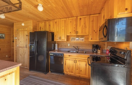Cameron Cabin | Enchanting 3-bedroom cabin in Cameron Near Yellowstone National Park.