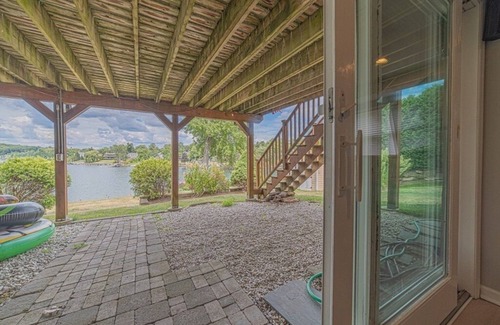 Danbury House | Enchanting 3 Bedroom Lake House on Candlewood Lake