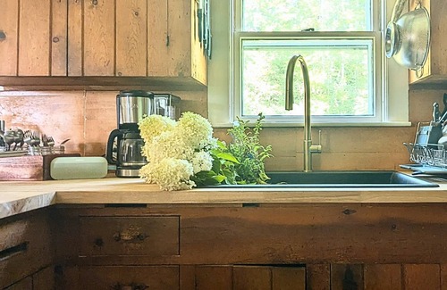 Weston Cottage | Enchanting 4-bedroom cottage with a view in Weston