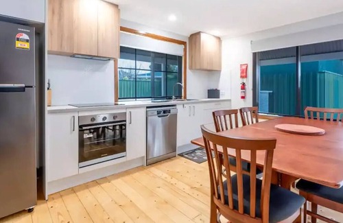 Tanunda Apartment | Enchanting, Ambiant 3BR Abode