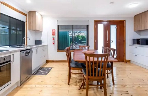 Tanunda Apartment | Enchanting, Ambiant 3BR Abode
