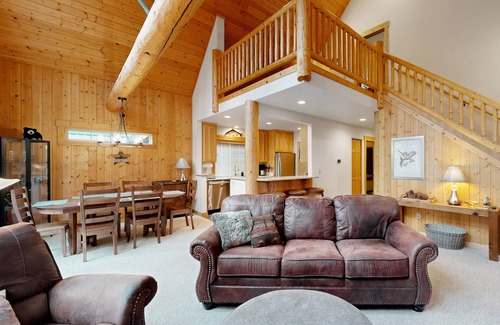 Klamath Falls Ski Chalet | Enchanting chalet with creek views, heated pool, sauna & trails - dog-friendly