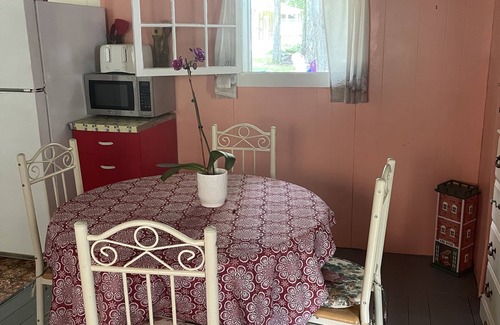 Aldenville Cottage | Enchanting cottage in private lake community