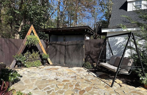 Wildwood Apartment | Enchanting Cottage with Historical Charm | Across From The Valley Venues & Lookout Mountain | Hiking