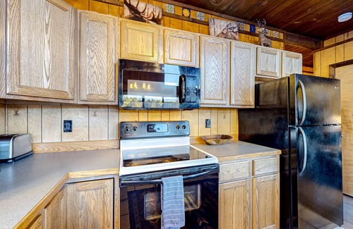 Angel Fire Cabin | Enchanting dog-friendly cabin with large deck & fireplace - near skiing & golf