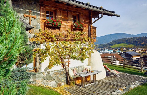 Hundsdorfl Ski Chalet | Enchanting hut in Almdorf Flachau with fireplace, private sauna and alpine charm