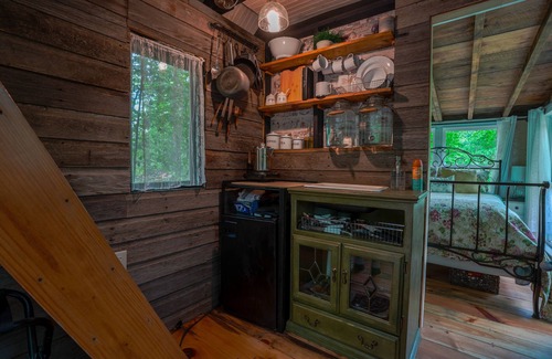 Pine City Cottage | Enchanting Old Blue Sleeping Cottage with loft, spa and breakfast!