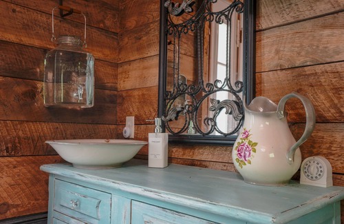 Pine City Cottage | Enchanting Old Blue Sleeping Cottage with loft, spa and breakfast!