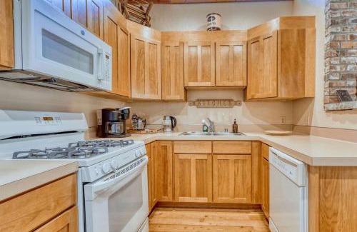 Anacortes House | Enchanting Rustic Cabin Retreat near Whistle Lake in Washington