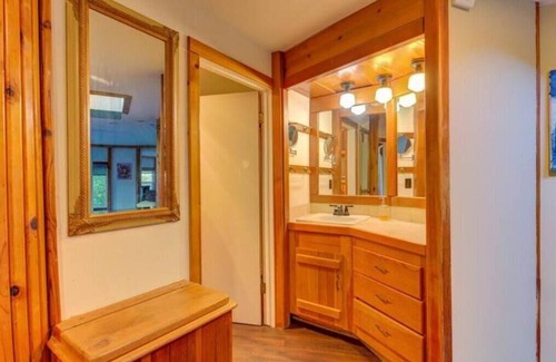 Atascadero Cabin | Enchanting three-bedroom treehouse