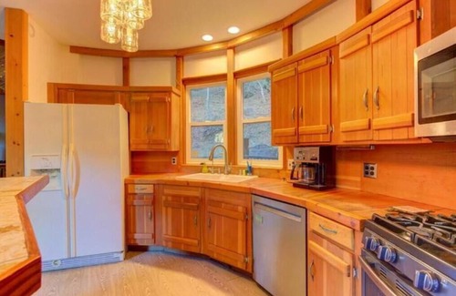 Atascadero Cabin | Enchanting three-bedroom treehouse