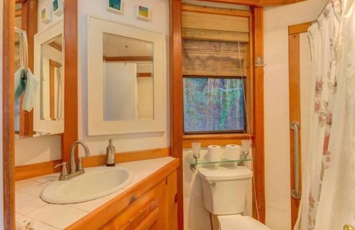 Atascadero Cabin | Enchanting three-bedroom treehouse