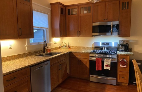 Roseland House | End of season discounts! Walking distance to campus trolleys,not owner occupied!