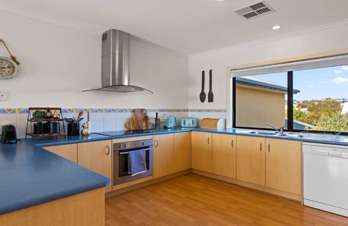 Lake Wangary House | Endeavour 6 is a Large Property - Ideal for Families, or a large group of friends. Close to Boat Ramp, Secure Rear Yard