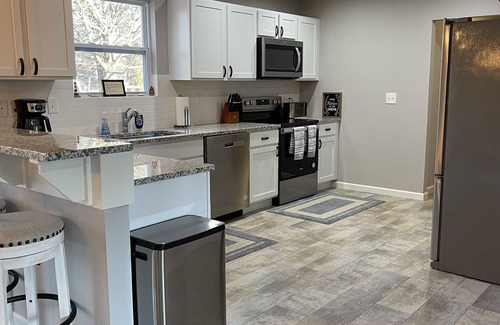 South Haven House | Endless Adventures! Huge Firepit, Pool Table, Sleeps 12, Close to Everything!