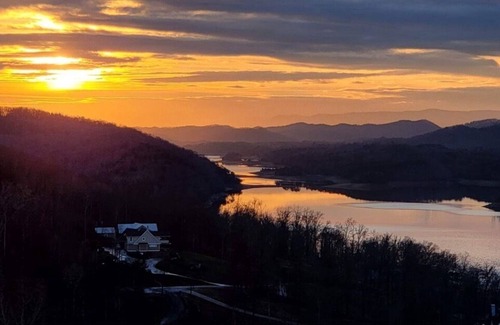 Maynardville House | Endless Norris Sunsets lakeview home with covered single boat slip Pet friendly!
