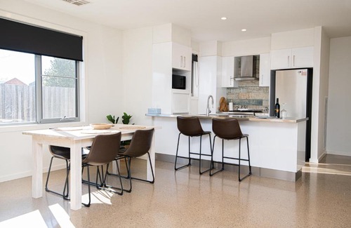 Orange Villa | Endsleigh II - Cosy 2 Bedroom Villa, Free Wifi, Near CBD