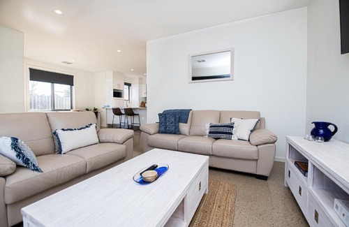 Orange Villa | Endsleigh II - Cosy 2 Bedroom Villa, Free Wifi, Near CBD
