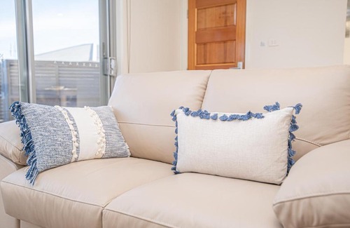 Orange Villa | Endsleigh II - Cosy 2 Bedroom Villa, Free Wifi, Near CBD