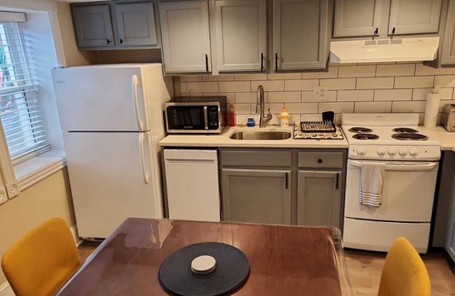 Stanton Park Apartment | English Basement one bedroom apt, 1.5 miles to White House, full kitchen