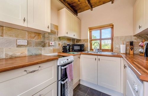 Kidwelly Cottage | Enjoy a Carmarthenshire countryside break at this peaceful farm stay.