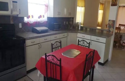 Atlantic Shores House | Enjoy a cozy getaway with 4BR 3BA house with AC 5mins from Miami Beach.