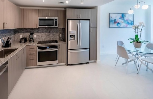 Doral Hotel | Enjoy a Hassle-Free and Suiting Stay! With Outdoor Pool, Pets Allowed