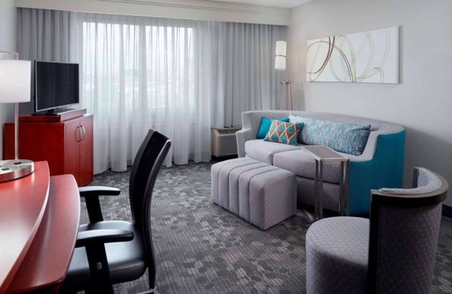 Home Park Hotel | Enjoy a Hassle-Free and Suiting Stay! Seasonal Outdoor Pool, Pets are Welcome!