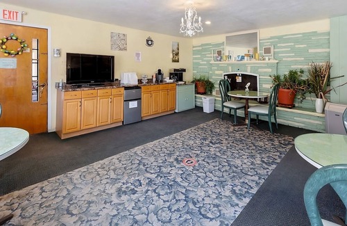 Delhi House | Enjoy a Hassle Free Stay! Free Parking, Short Drive To Maple Shade Farm!