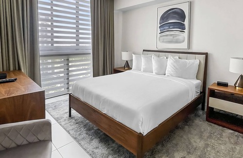 Doral Hotel | Enjoy a Hassle-Free Stay! Free Parking, Pool!