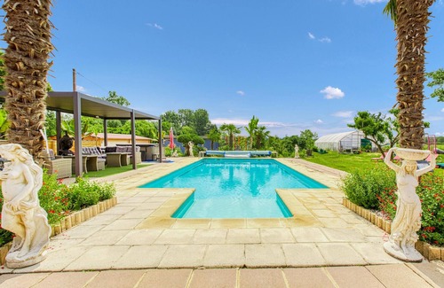 Septfonds House | Enjoy a relaxing and pleasant vacation in this tasteful and individual apartment.