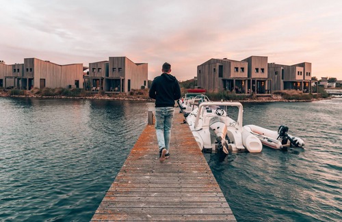 Ouddorp Cabin | Enjoy a stay near the Zeeland coast, with a view of the water and dunes!
