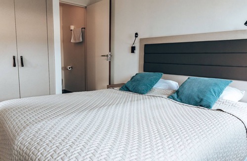 Ouddorp Cabin | Enjoy a stay near the Zeeland coast, with a view of the water and dunes!