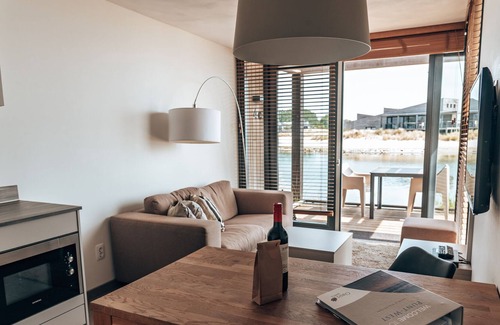 Ouddorp Cabin | Enjoy a stay near the Zeeland coast, with a view of the water and dunes!