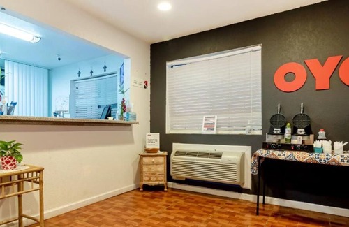 Pearsall House | Enjoy Comfort and Convenience on your Vacation! Pets Allowed, FREE Breakfast!