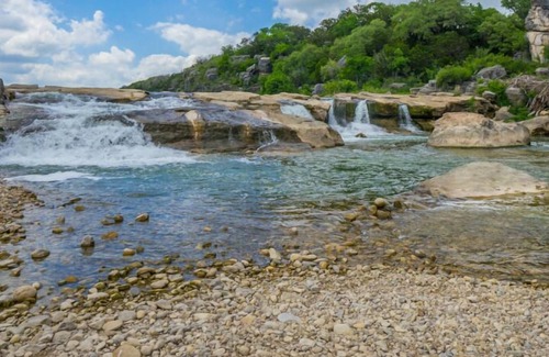 Pearsall House | Enjoy Comfort and Convenience on your Vacation! Pets Allowed, FREE Breakfast!