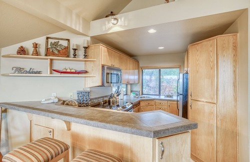 Century West Condo | Enjoy Deschutes River Views from Beautiful 2-Bedroom Mt. Bachelor Village Condo