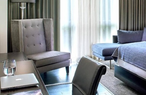 West Plaza Hotel | Enjoy Games At Kauffman Stadium! 2 Convenient Units, Near Country Club Plaza