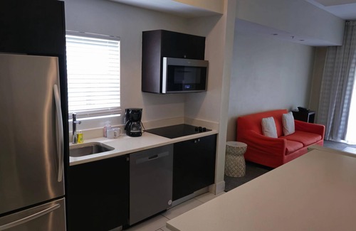 Doral Condo | Enjoy Golfing, Shopping, Dining – HUGE King Studio