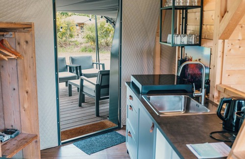 Nieuw Heeten House | Enjoy luxury glamping in the Waard Round Holly tent, with a pond view, a bathtub, and modern amenities for 4 people.