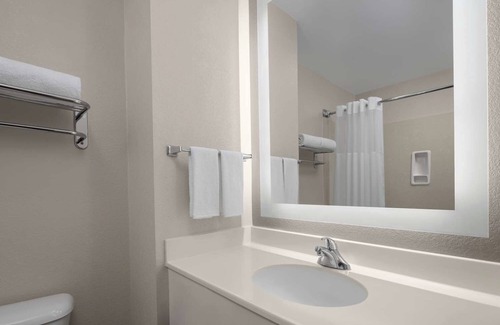 Snail Hotel | Enjoy Outdoor Firepit and Library at Cozy & Spacious Suite in Sunnyvale