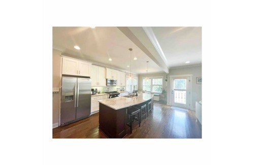Charlotte House | Enjoy Spring in Luxury Modern, Located in the Heart of City. Pet friendly!