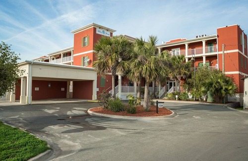 Historic Downtown Apalachicola Condo | Enjoy Sunrise views over the Apalachicola River from this 3rd floor condo