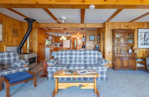 Madawaska Valley Cottage | Enjoy the Autumn colours on the edge of Algonquin park at Gramma's on the Lake